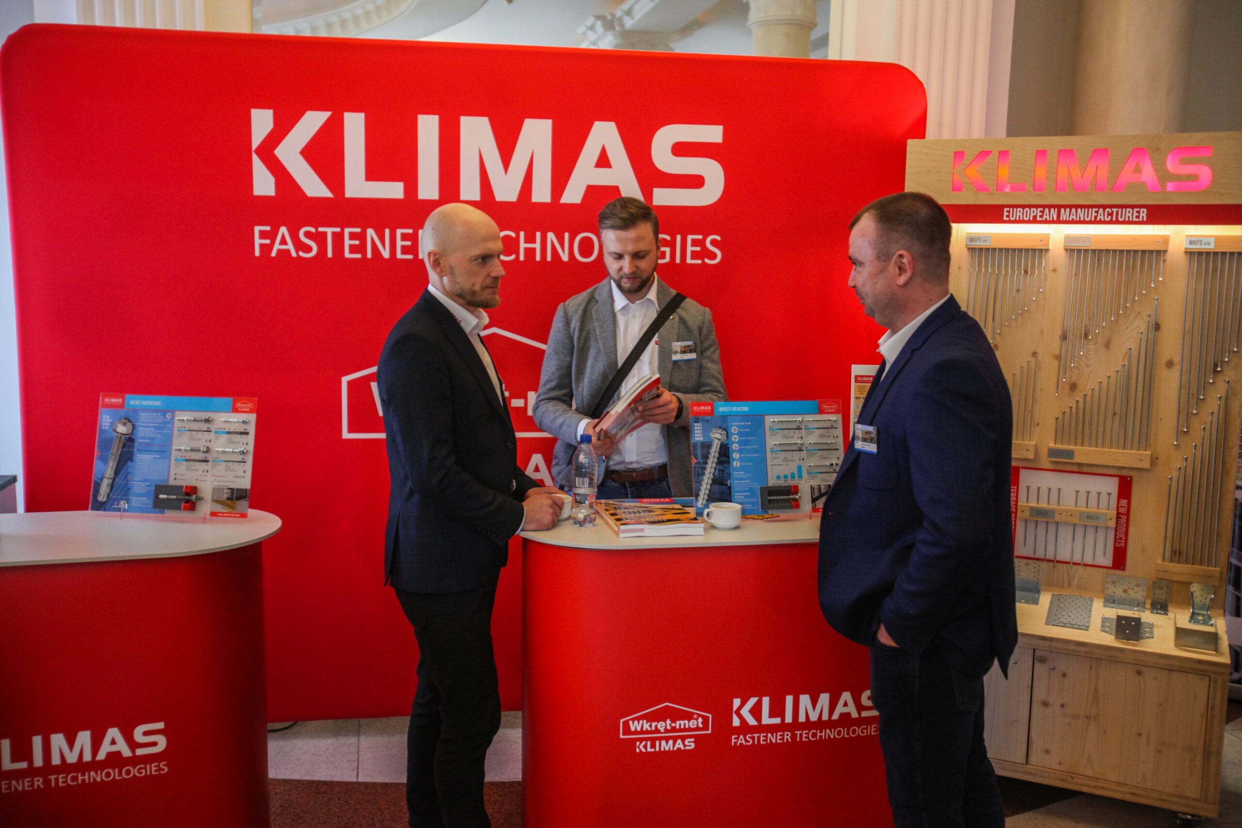 <b>PAKIET SPONSORA 2200 euro</b>  <br>•Stoisko niezabudowane o szerokości 3 x 2 m wyposażone w stół (140x70 cm), 2 krzesła, listwę elektryczną Stoisko pomieści na szerokość 3 rollupy lub ściankę wystawienniczą typu pop-up. <br>•3 darmowe bilety wstępu (podczas całej konferencji + uroczysta kolacja/bankiet) +2x lunch <br>• Zakwaterowanie w hotelu (21-22.04 2026) dla 3 osób (Hotel Windsor lub Hotel 500 ) <br>•40% zniżki na kolejne 5 biletów wstępu na konferencję (bez  noclegu) <br>• 25% zniżki na kolejne bilety (od 9-xx) <br>• Umieszczenie nazwy firmy w programie konferencji <br>• Logo j firmy w środku ulotki z programem konferencji <br>• Logo + link ze strony konferencji www.forum-holzbau.pl do strony firmy <br>• Reklama A4 (cała strona) w publikacji konferencyjnej (wersja elektroniczna i drukowana) <br>• Informacje prasowe o produktach związanych z budownictwem (do 2000 znaków umieszczamy na stronach: www.forum-holzbau.pl, www.przemysldrzewny.eu) <br>• Nazwa firmy w liście sponsorów w materiałach prasowych<br><br>